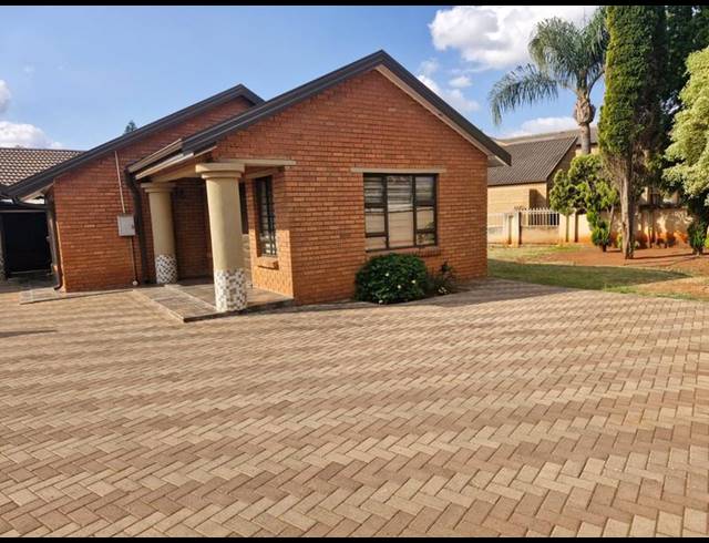 4 BEDROOM HOUSE FOR SALE IN THE ORCHARDS